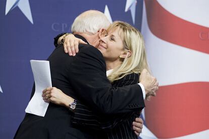 El ex vicepresidente de EE UU, Dick Cheney, junto a su hija Liz, en un acto en Washington en febrero.