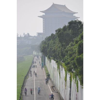 Carril bici en Taipei un domingo por la mañana. Es durante el fin de semana cuando todo se llena de ciclistas. Al fondo, el Grand Hotel Taipei, uno de los edificios icónicos de la ciudad en el distrito de Zhongshan.