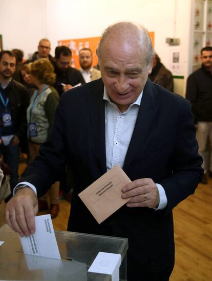 El ministre de l'Interior i cap de llista del PPC, Jorge Fernández Díaz, vota a l'Escola Augusta de Barcelona.