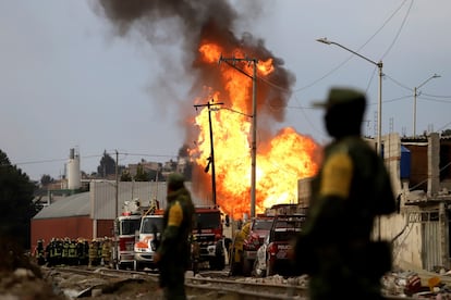 Soldados mexicanos resguardan el sitio  de San Pablo Xochimehuacán, en el estado de Puebla, durante la explosión. 