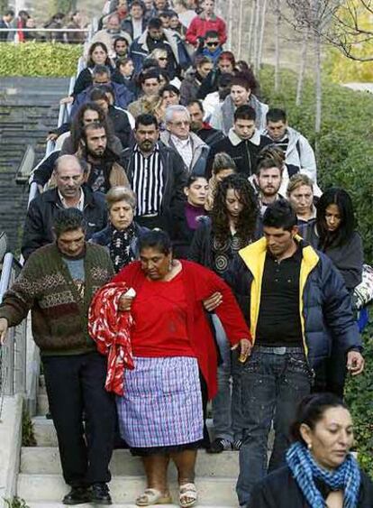 Familiares de la víctima, durante el entierro de ayer.