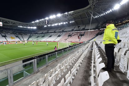 Vista del Allianz Stadium durante la disputa del Juevntus-Inter a puerta cerrada por el coronavirus. EFE