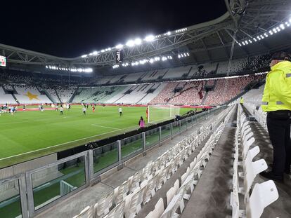 Vista del Allianz Stadium durante la disputa del Juevntus-Inter a puerta cerrada por el coronavirus. EFE