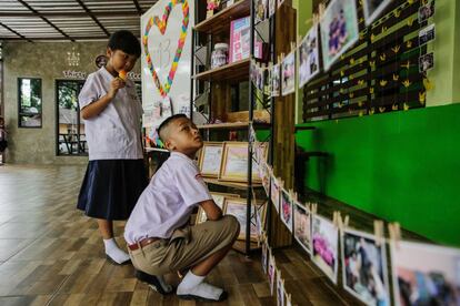 Compañeros de uno de los niños atrapados en la cueva de Tham Luang (Tailandia) le rinden tributo a la entrada de su escuela este lunes.