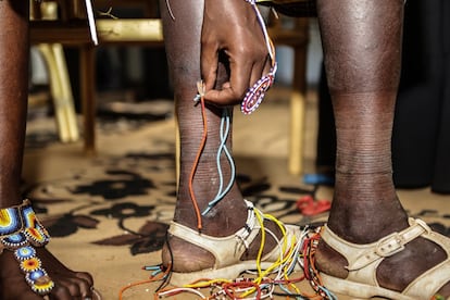 Una chica samburu se quita las joyas tradicionales que las jóvenes llevan para mostrar que han pasado por el rito del paso de la mutilación genital a la edad adulta y que están casadas. Lo hace después de que la rescatasen de la vivienda del hombre con el que se había casado, mucho mayor que ella.