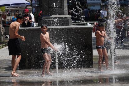 El resto de los Estados de la República también sufrirán temperaturas mayores de 30 grados, por lo que las recomendaciones de las autoridades se hacen extensivas a todo el país. En la imagen, un grupo de niños juega en una fuente en Ciudad de México. 