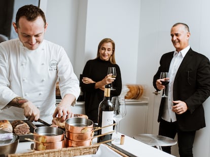 A chef from the Spanish company Take a Chef working in a client’s house. Image provided by the company.