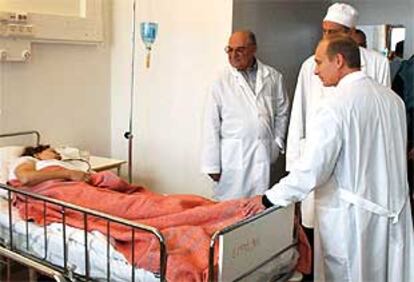 El presidente ruso, Vladímir Putin (derecha), ayer, durante una visita a un hospital de Moscú donde están internados parte de los rehenes liberados.