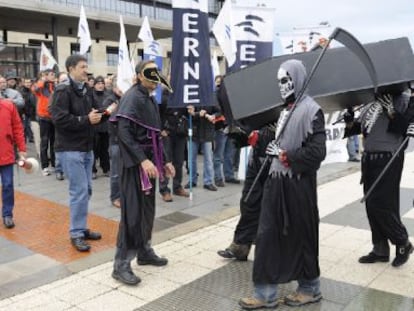 Sindicalistas de la Ertzaintza protestan ayer ante la sede del Gobierno en Vitoria mientras se reunía la Mesa de la Función Pública.