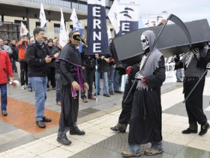 Sindicalistas de la Ertzaintza protestan ayer ante la sede del Gobierno en Vitoria mientras se reun&iacute;a la Mesa de la Funci&oacute;n P&uacute;blica. 