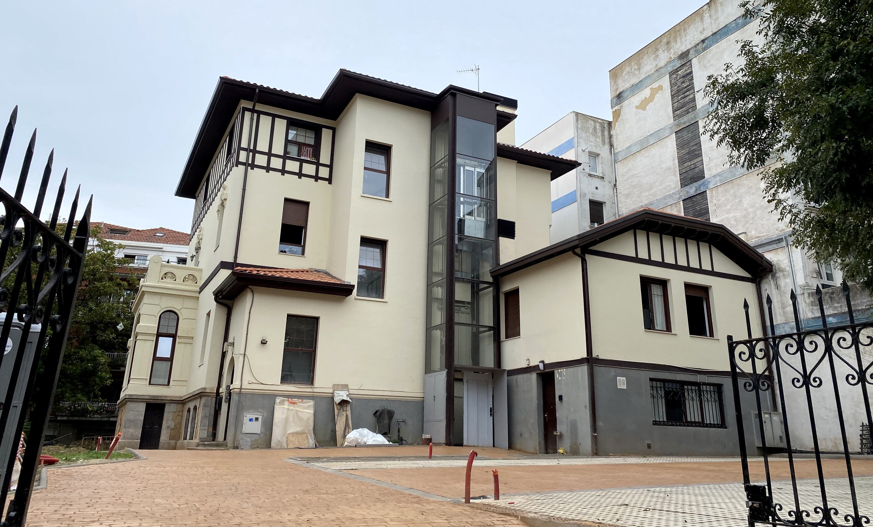 Imagen de la casa cural perteneciente a la iglesia de San Nicolás de Bari de Algorta, en el municipio vizcaíno de Getxo, donde se encuentra el local de ensayo que el coro Bihotz Alai ha utilizado durante 55 años.