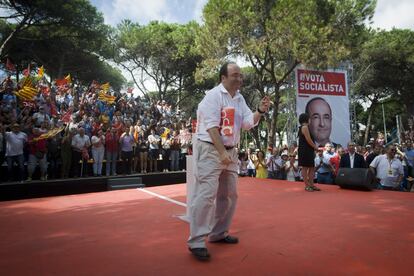 Miquel Iceta, candidat del PSC, ha fet que el seu ball de la cançó 'Don't stop me now' del grup Queen sigui un dels moments més viralitzats a Internet. La sintonia amb la qual acaba cada míting i els seus moviments han saltat a la fama. A la imatge, a l'acte central de campanya a Barcelona durant la Festa de la Rosa de Gavà, diumenge passat.