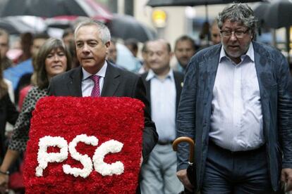 Los dirigentes del PSC, Pere Navarro (d) y Antonio Balmón (i), durante la tradicional ofrenda floral ante el monumento de Rafael Casanova.