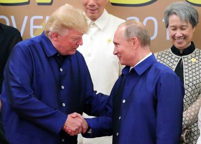 El presidente estadounidense, Donald Trump, saluda al presidente ruso, Vlad&iacute;mir Putin en Vietnam.