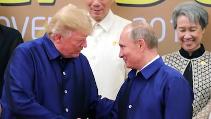  El presidente estadounidense, Donald Trump, saluda al presidente ruso, Vlad&iacute;mir Putin en Vietnam.