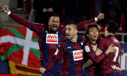 Takashi celebra junto a Bebé, Charles y Capasu gol ante el Girona.
