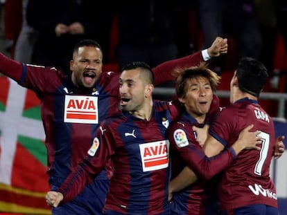 Takashi celebra junto a Beb&eacute;, Charles y Capasu gol ante el Girona. 