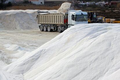 Las salinas de Torrevieja, que son la mayor explotación salinera de España, enviará a lo largo de este lunes más de 3.500 toneladas extra de sal a Madrid para el deshielo de las calles y carreteras.