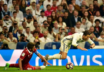 Cristiano Ronaldo (derecha) es abordado por Daniel Carrico.