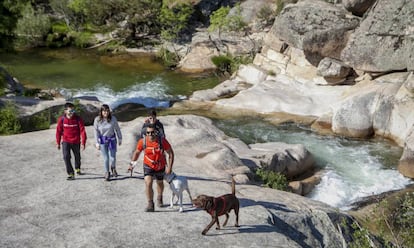 Senderistas en La Pedriza, camino de El Tranco a Canto Cochino junto al río Manzanares.