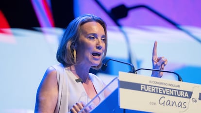 La secretaria general del PP, Cuca Gamarra, interviene, este domingo, durante el Congreso Insular del Partido Popular en Fuerteventura.