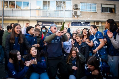 Celebración del premio Gordo en el Club Deportivo Distrito Olímpico este domingo en Madrid.