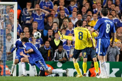 El jugador del Barcelona Andrés Iniesta (en el centro) anota  un tanto en el descuento del partido de vuelta de las semifinales de la Liga de Campeones, el 6 de mayo de 2009. Con el resultado Chelsea 1 - Barcelona 1, el Barça se clasificó para la final de la competición.