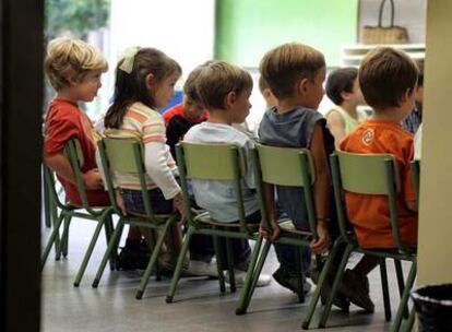 Muchos niños de final de primaria, como los de esta escuela de Barcelona, ya empiezan a estudiar inglés en su centro.