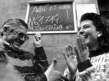 Vecinos de Paiporta, en Valencia, celebran frente a la administración de lotería el Gordo de Navidad de 1989.