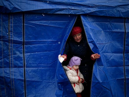 Refugiados que huyen del conflicto desde Ucrania salen de una tienda de campaña en la frontera rumano-ucraniana, en Siret, Rumania, el jueves 3 de marzo de 2022.