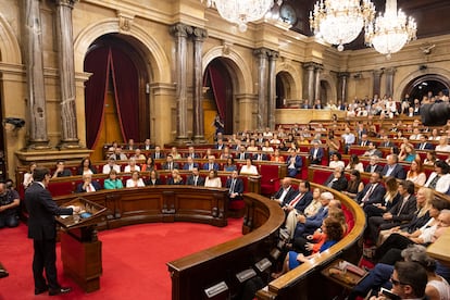 El líder del PSC y candidato a la investidura, Salvador Illa, interviene en el Parlament. 
