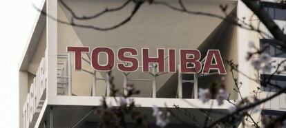 Logotipo del gigante tecnológico nipón Toshiba en una sede en Tokio (Japón).