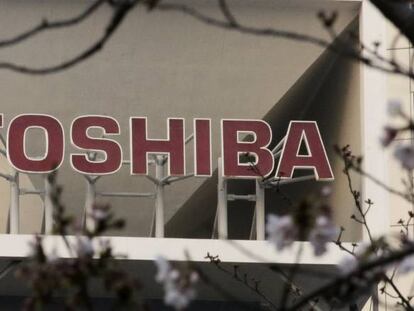 Logotipo del gigante tecnológico nipón Toshiba en una sede en Tokio (Japón).