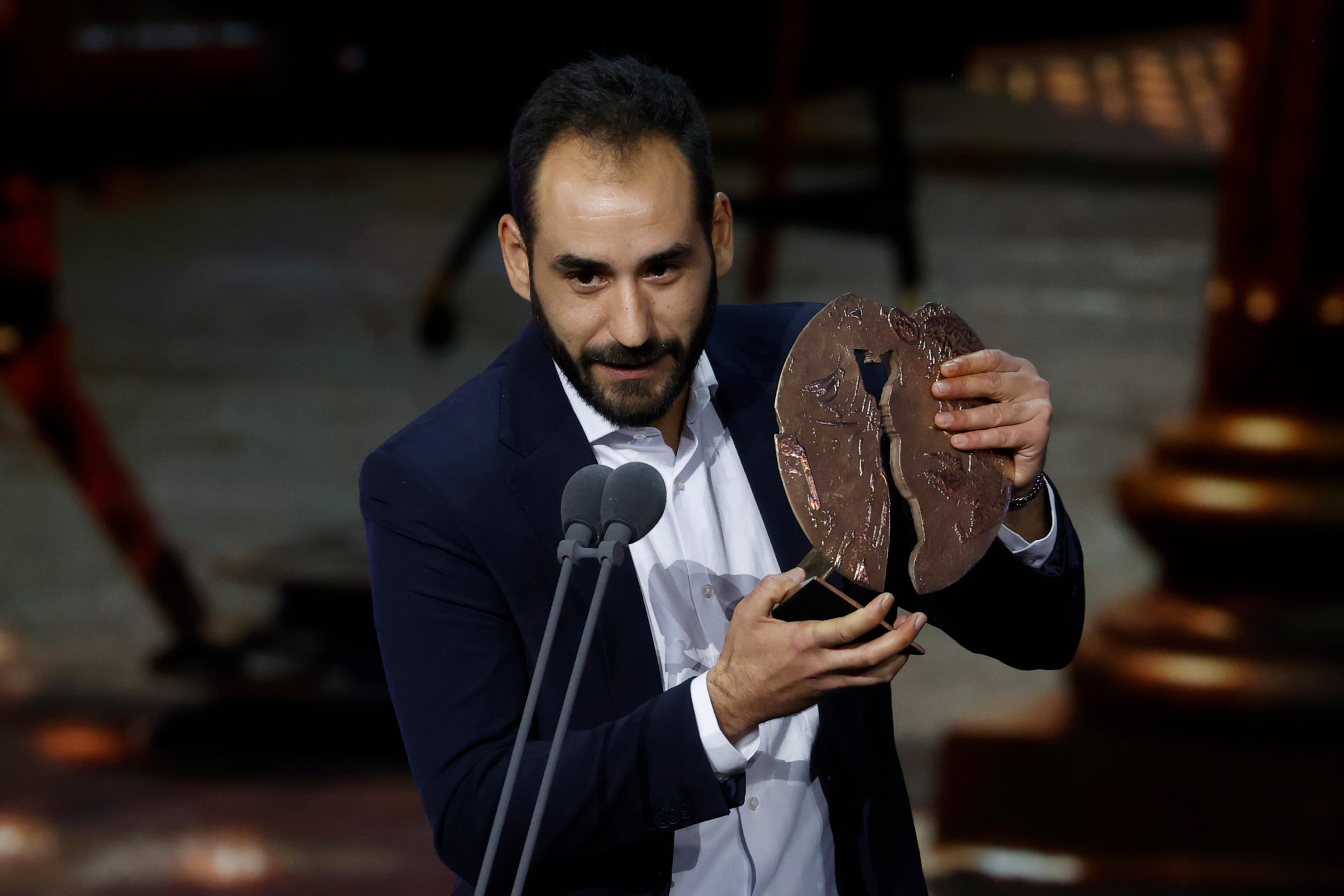 Jesús Carroza recibe el galardón a mejor interpretación masculina en serie por 'Apagón'.