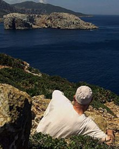 Un ciudadano marroquí observa la Isla de Perejil desde las colinas de Belyounech.