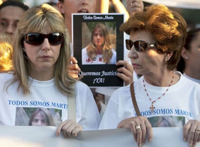 Eva Casanueva y Teresa Núñez, madre y abuela de la joven, en una manifestación el pasado lunes.