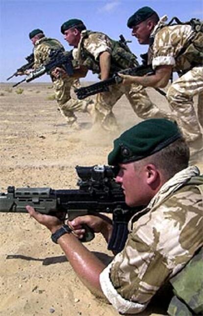 Tropas británicas realizan maniobras militares en Omán.