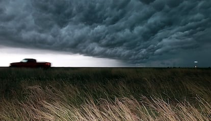 Un vehículo transita por una carretera cercana a Port Lavaca, Texas, en dirección contraria a una nube.