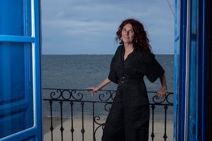 La profesora Teresa Vicente, nueva tutora del mar Menor, posa delante de la laguna en una imagen de 2024. 
