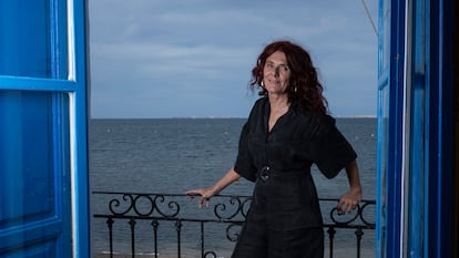 La profesora Teresa Vicente, nueva tutora del mar Menor, posa delante de la laguna en una imagen de 2024.