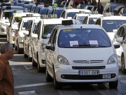 Taxis concentrados en Valencia en 2019 para exigir inspecciones a la Generalitat.