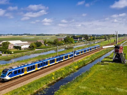 Un tren fabricado por CAF circula en Holanda. 