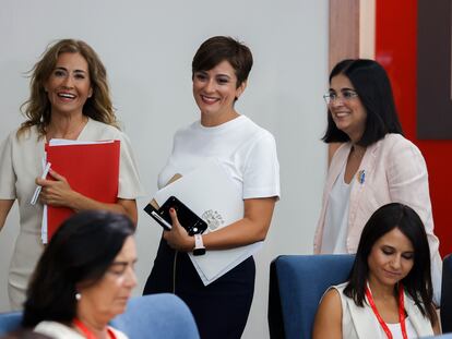 La ministra de Transportes, Raquel Sánchez; la ministra portavoz del Gobierno, Isabel Rodríguez, y la titular de Sanidad, Carolina Darias, a su llegada a la rueda de prensa posterior al Consejo de Ministros, este martes, en La Moncloa.