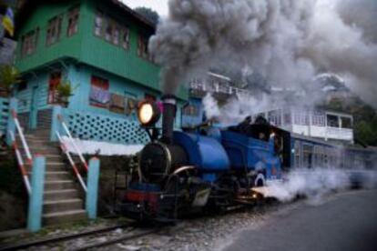 El turístico “tren de juguete”, entre Darjeeling y Ghum, del que todavía tira una máquina de vapor.