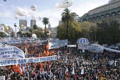 En la imagen, unas 350.000 personas celebran el tercer año de mandado del presidente argentino.