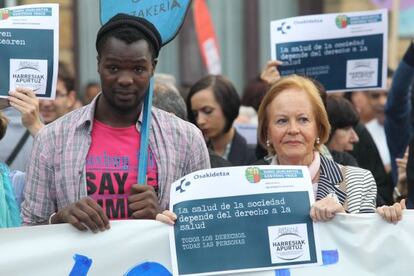 Momento de una concentración celebrada en Bilbao contra las limitaciones a la asistencia sanitaria pública a los inmigrantes sin papeles. 