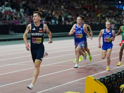 Ingeebrigtsen se distancia de Hocker en la recxta final.