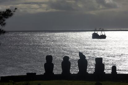 Un barco navega frente a una plataforma con cinco moais, en las costas de la Isla de Pascua (Chile), el 2 de abril.