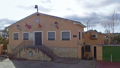 Fachada del ayuntamiento de Esplegares con la entrada al único bar del pueblo al fondo.