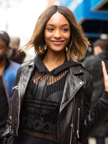 Jourdan Dunn. Antes de vestir Prada, Marc Jacobs, Louis Vuitton o Valentino, la británica lucía prendas que la hacen más cercana al resto. Al menos así se desprende de su historia, pues un agente de la agencia Storm Management se percató de su presencia en una tienda de Primark. Años más tarde, Dunn ha asegurado que no compraba, que solo acompañaba a una amiga.